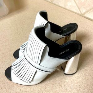 Classy fri her wedges Gianni Bini